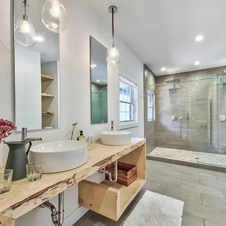 Luxury - - With Jacuzzi Semesterbostad
